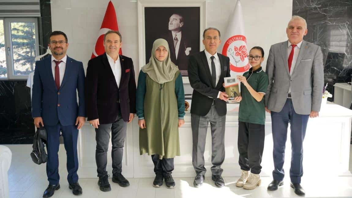 Engep Projesi Protokol Okumaları Okuma Günleri Etkinlikleri Kapsamında Okulumuz Süleyman Demirel Üniversitesi Rektörü Prof. Dr. Mehmet SALTAN'ı makamında ziyaret etti 